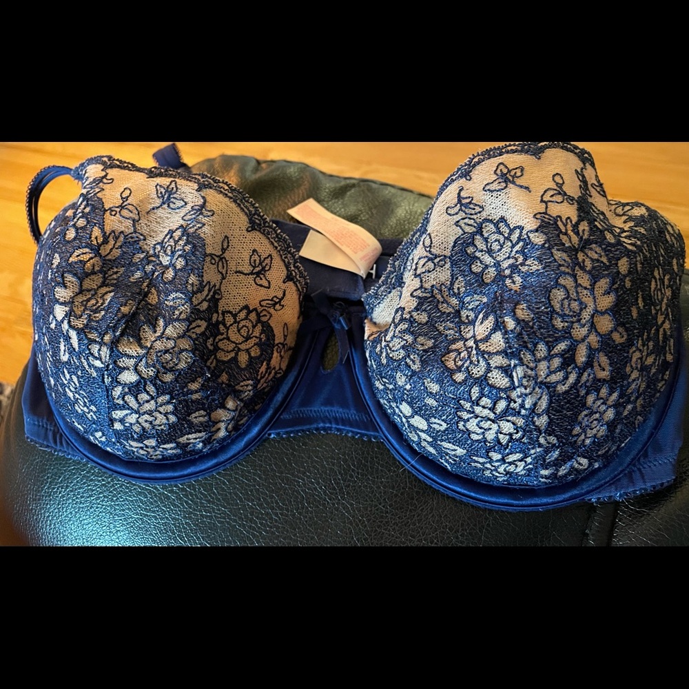 Victoria’s Secret 34D Bra